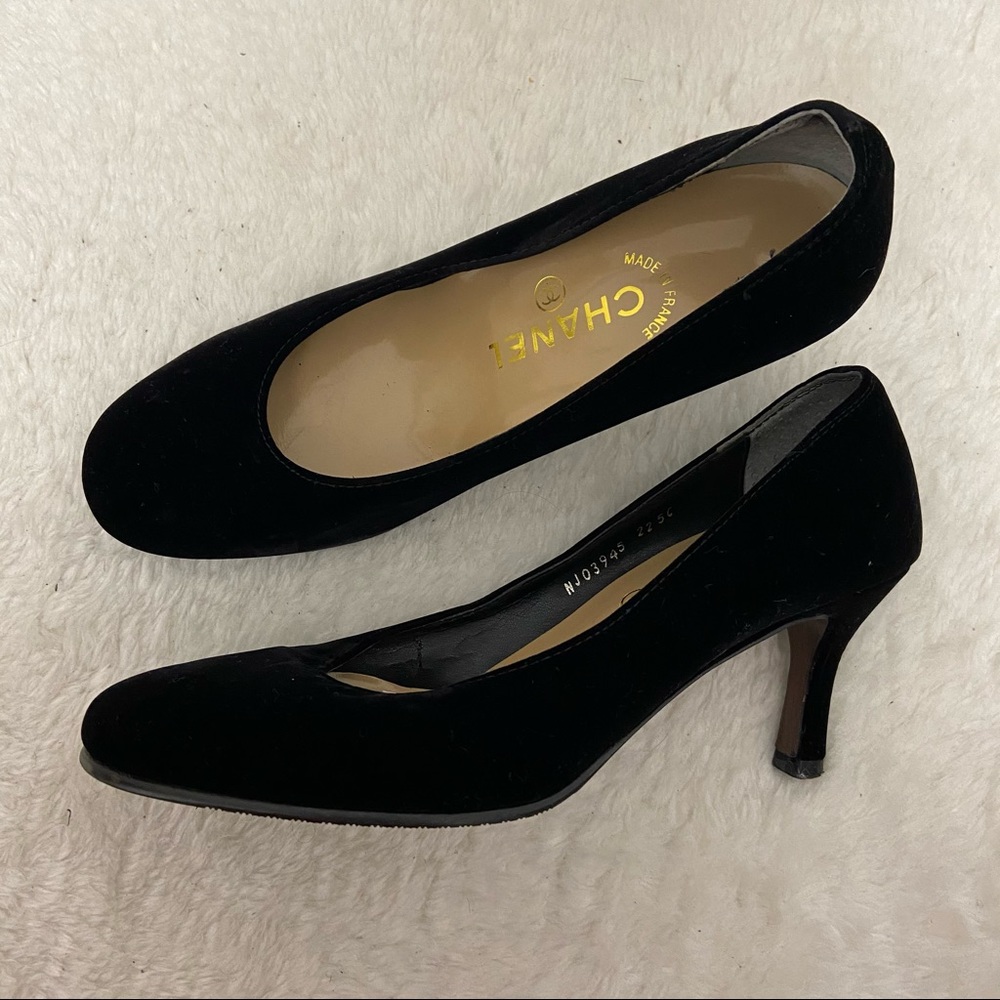 CHANEL ROUNDED PUMPS- BLACK